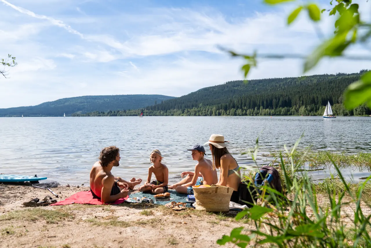 Familie picknickt nach dem Schwimmen am Schluchsee